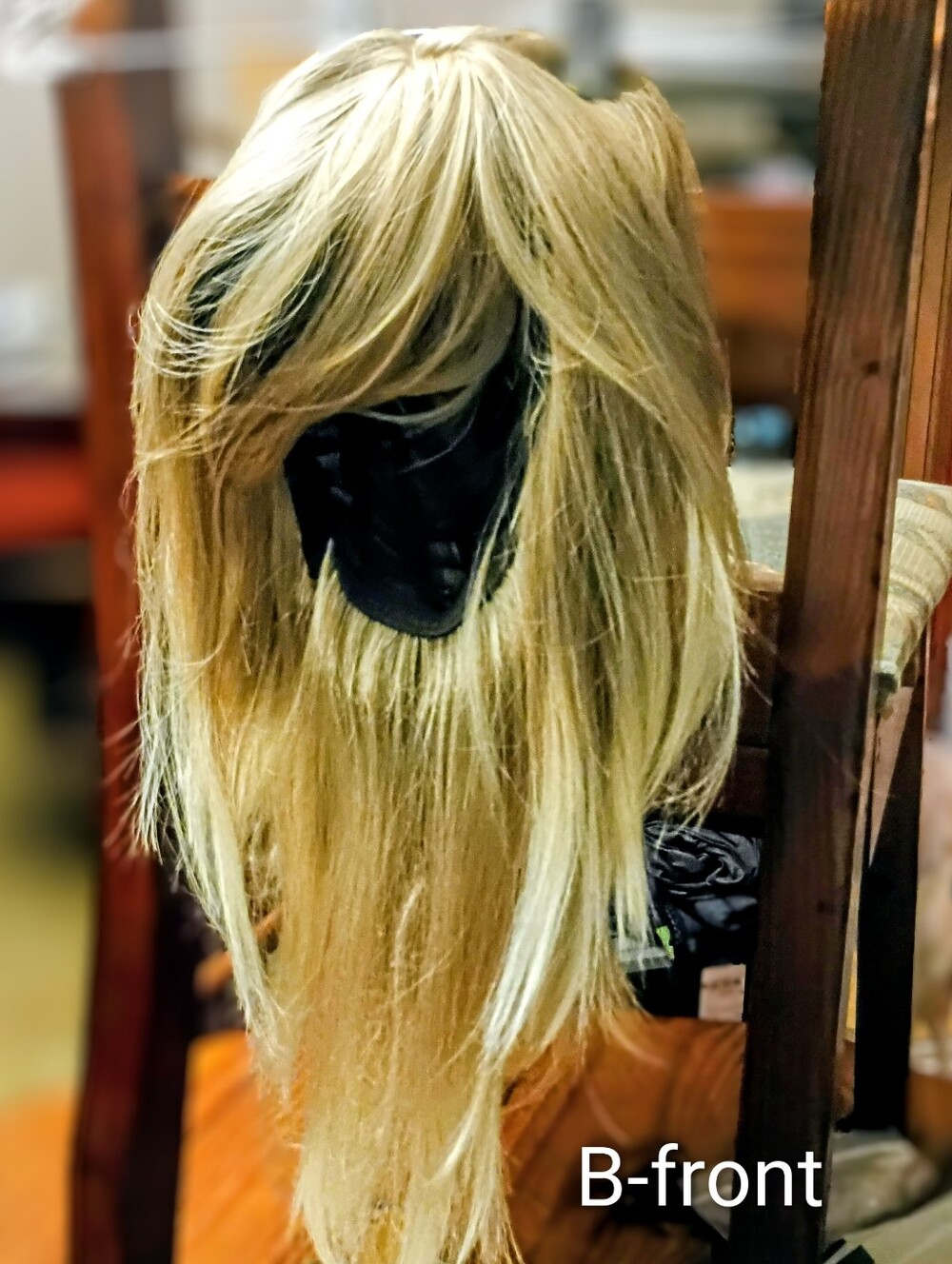 Stylish Women's Layered Wig with Blonde Highlights - Natural Ash Brown